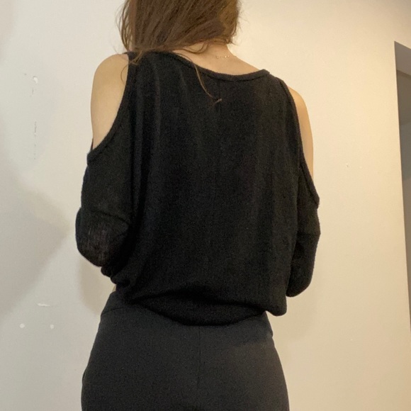 Shoulder Cut-Out Top - Picture 5 of 9